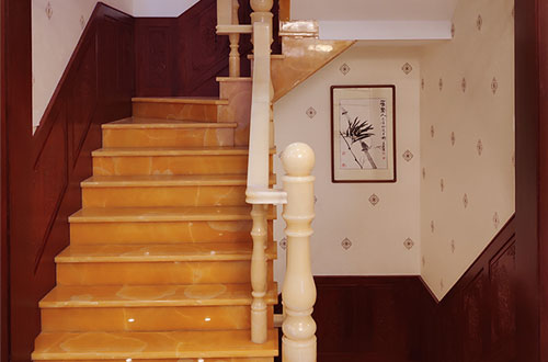 龙陵中式别墅室内汉白玉石楼梯的定制安装装饰效果